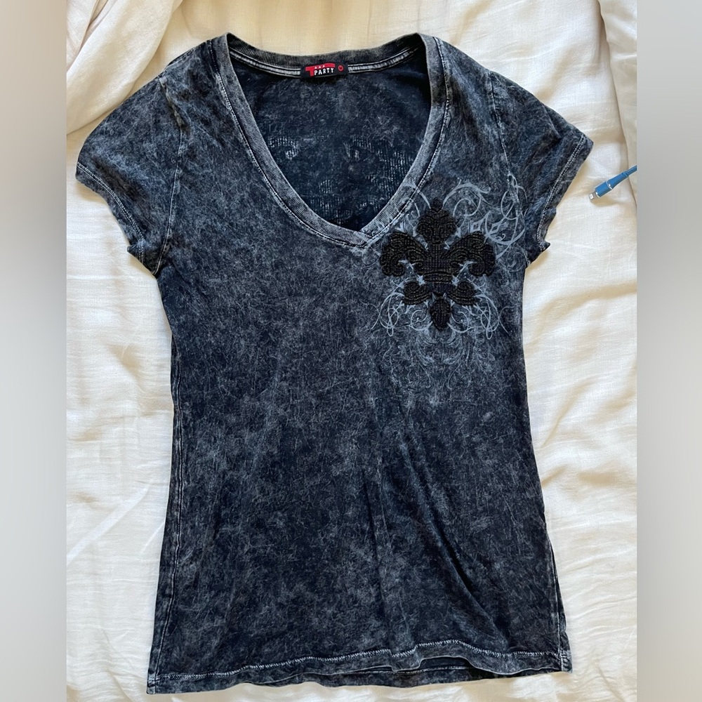 Fluer de Lis  Charcoal V-Neck Tee with Graphic S